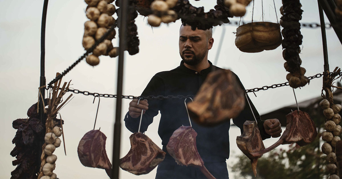 chef colgando trozos de carne