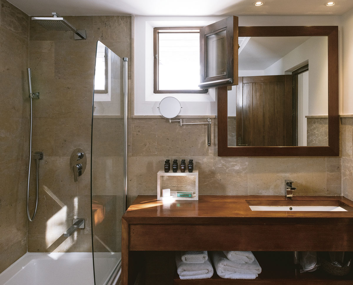 Suite  bathroom